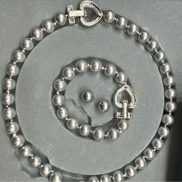 Elegant Silver Pearl Jewelry Set - Picture 4 of 6